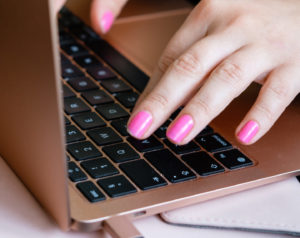 Hender på tastatur som lager nettsider