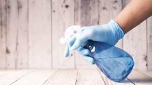 Hånd som presser på en Sprayflaske